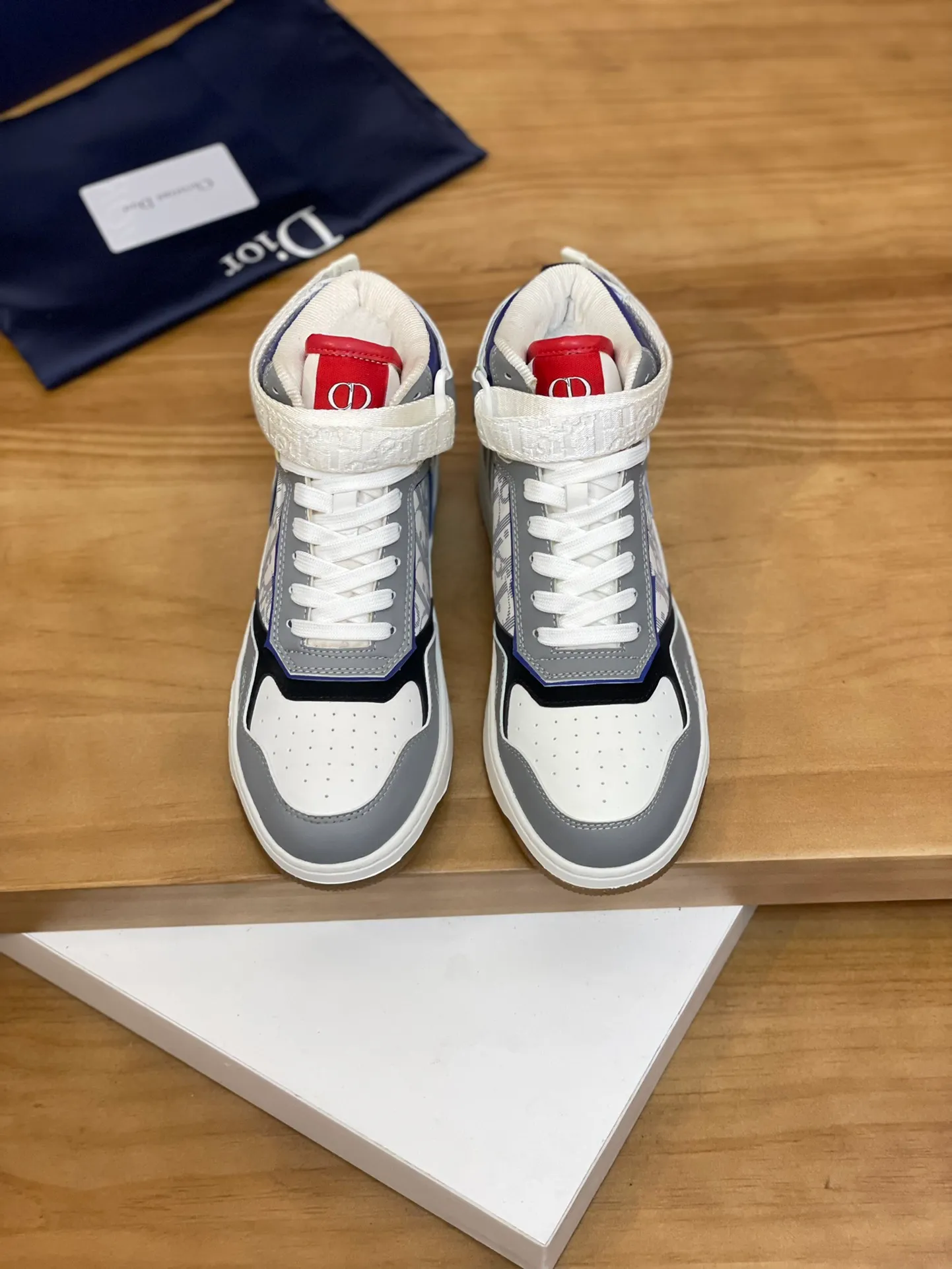 Men's shoes: 💰P460¥ Product trademark: Dior* "Dior*" high-top casual shoes Regular size: 38-44 (can be customized to 45.46) Product materials: Upper imported cowhide stitched with original fabric, breathable lining, original outsole. Number: 1006